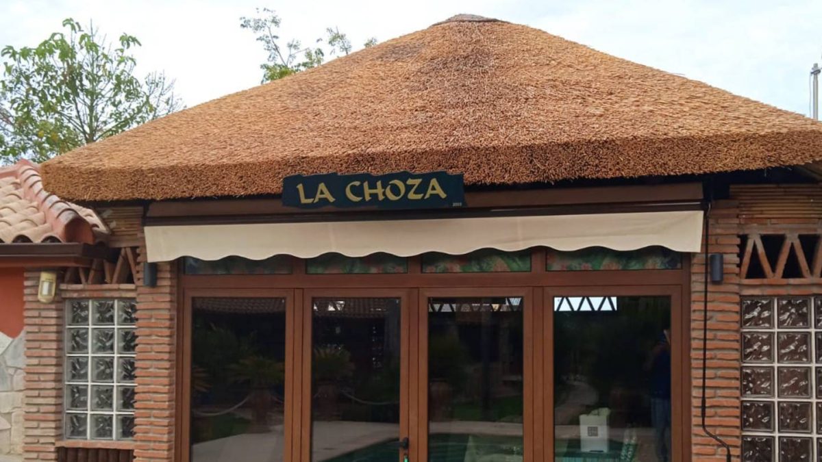mantenimiento de pergolas y tejados tropicales